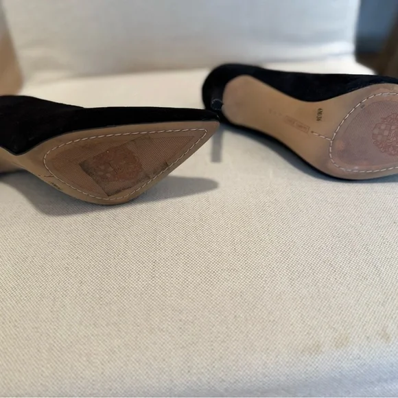 Vince Camuto Suede Pumps Black
One worn to try on. Too small for me. Pristine. - Picture 5 of 9